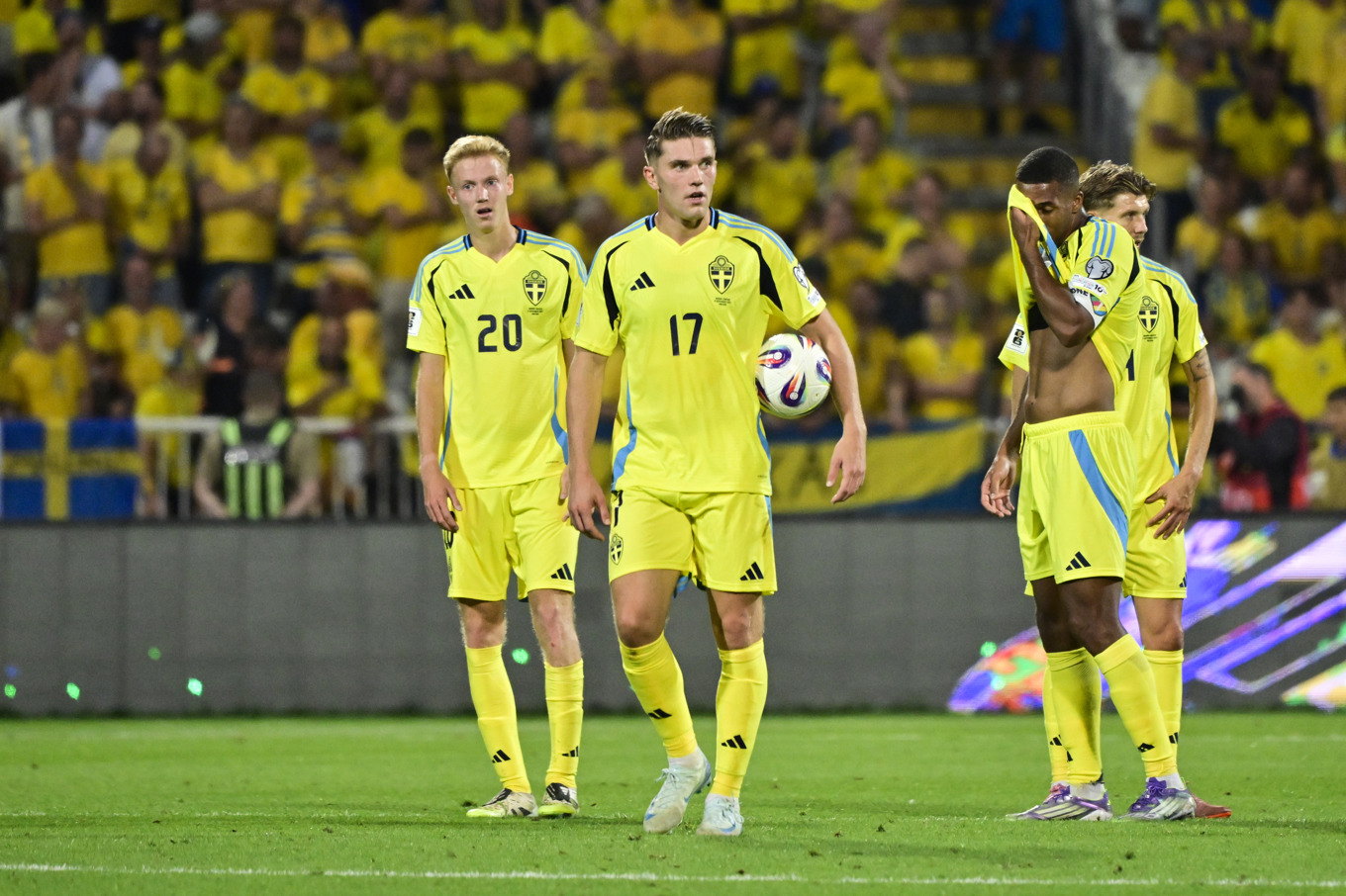 Blågula spelare deppar under VM-kvalet borta mot Kosovo. Foto: Jonas Ekströmer/TT