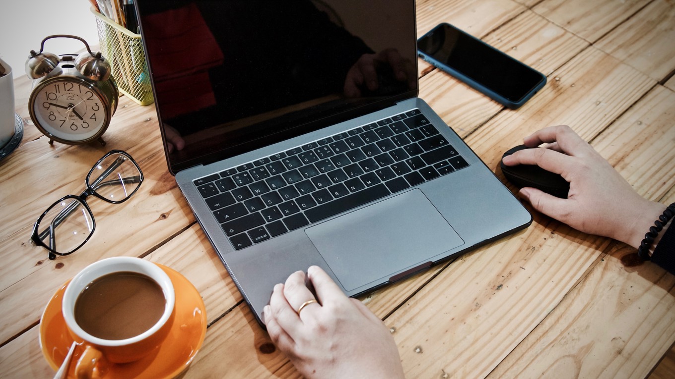 Många svenskar beställer varor på internet. De senaste månaderna har omsättningen i e-handeln ökat. Foto: Jonjira Konsang