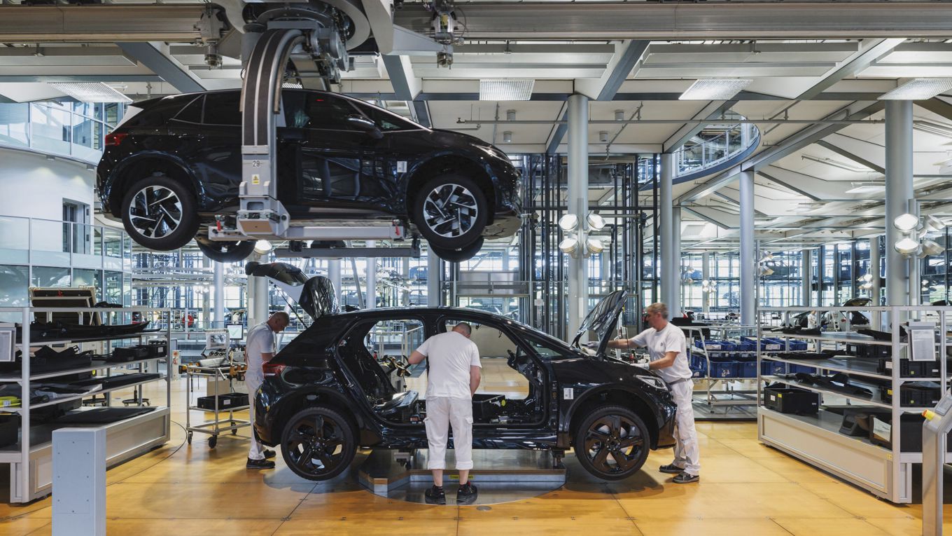 Elbilstillverkning i Volkswagens fabrik i Dresden. 2024 meddelade VW besparingar på elva miljarder dollar. Foto: Jens Schlueter/AFP via Getty Images
