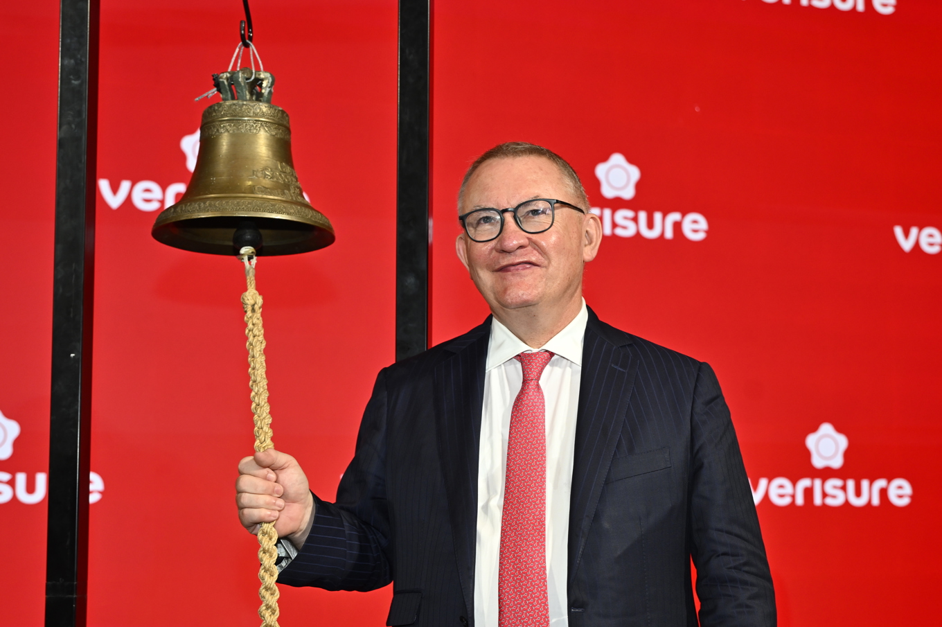 Austin Lally, vd för Verisure, ringer i börsklockan. Foto: Anders Wiklund/TT