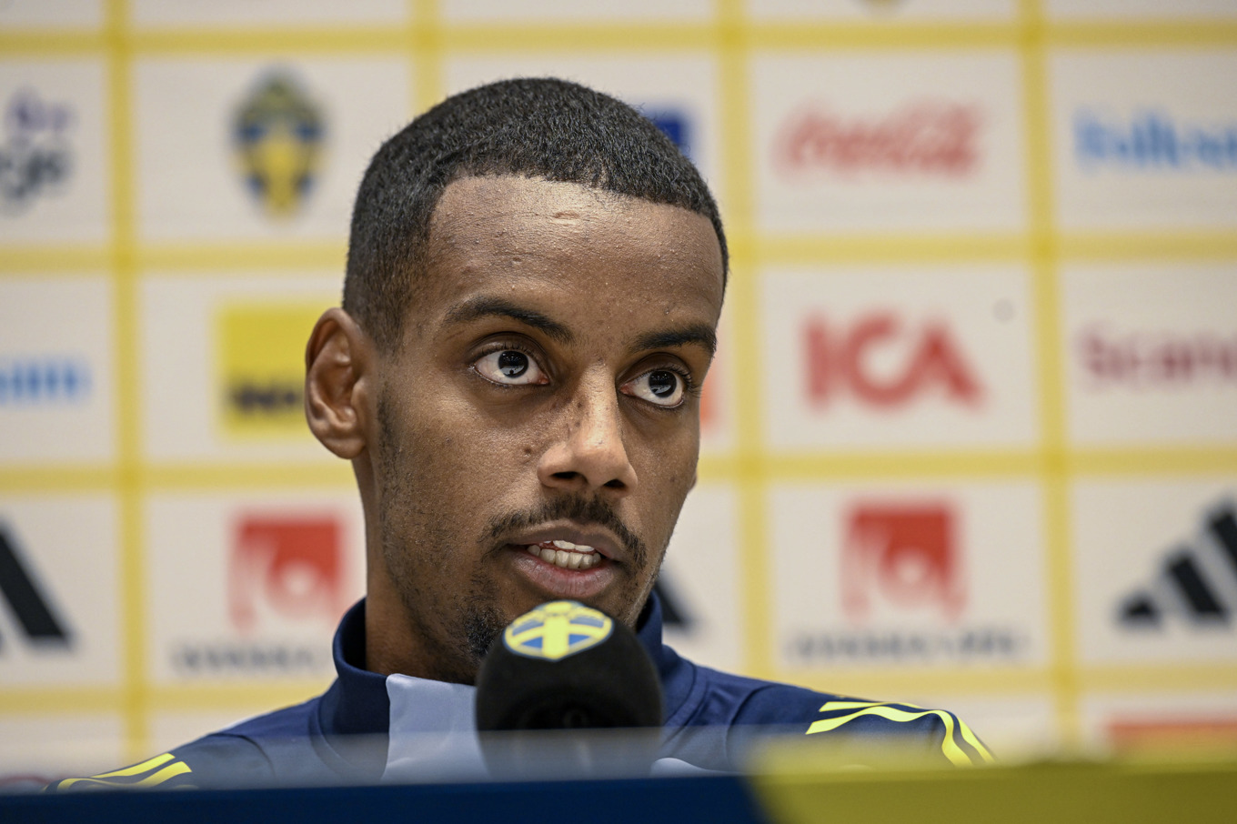 Alexander Isak på presskonferensen. Foto: Fredrik Sandberg/TT
