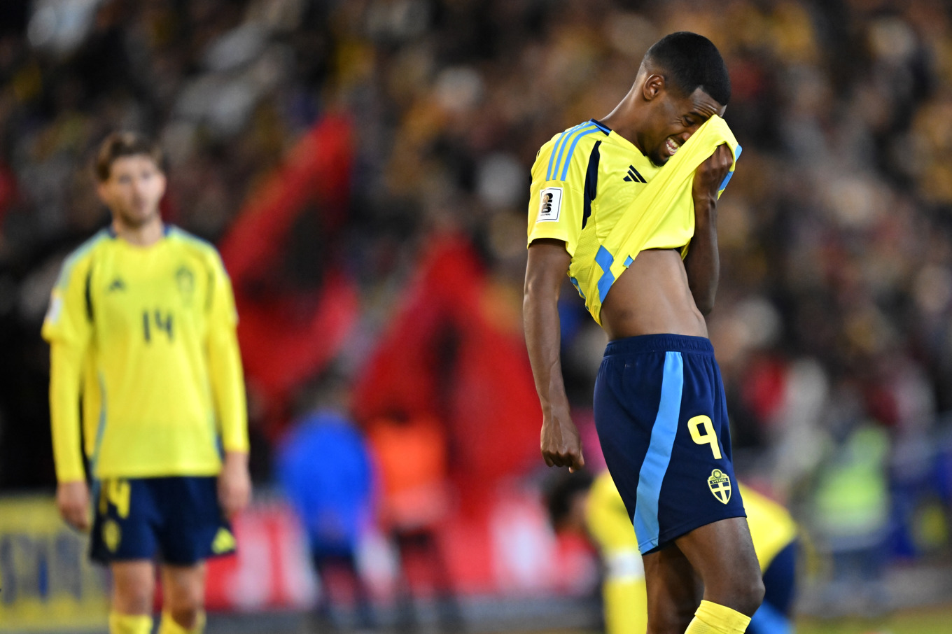 Sveriges Alexander Isak deppar efter förlusten i VM-kvalet mot Kosovo (0–1) på Ullevi. Foto: Björn Larsson Rosvall/TT
