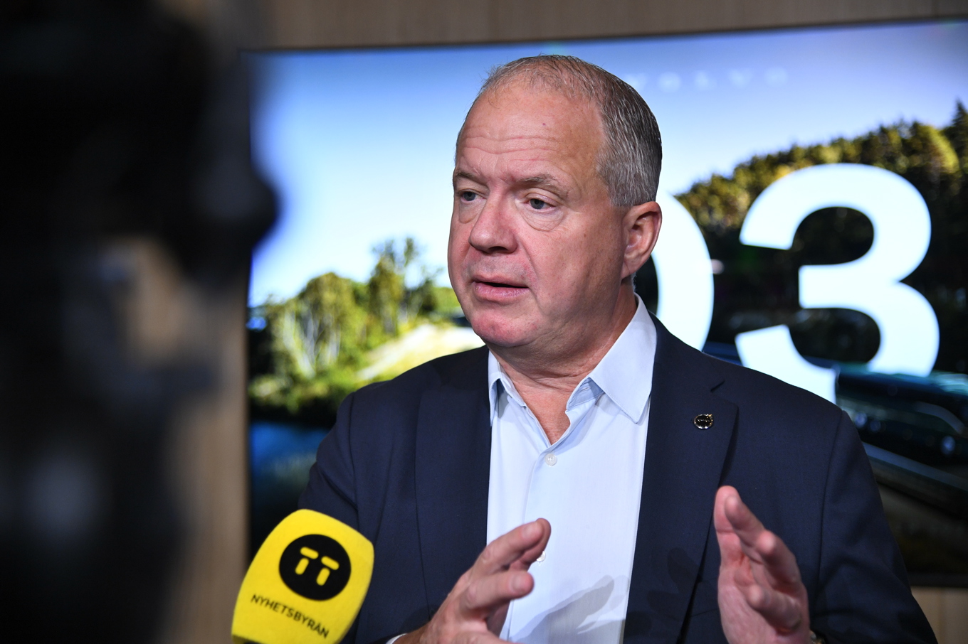 Volvos vd Martin Lundstedt intervjuas med anledning av bolagets delårsrapport. Foto: Lars Schröder/TT