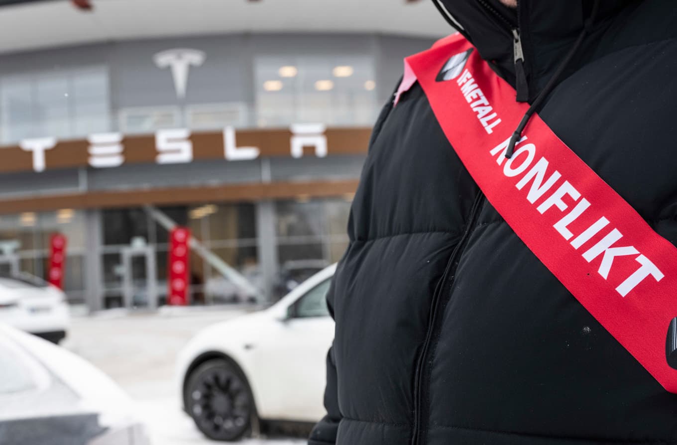 En strejkvakt från IF Metall utanför bilföretaget Teslas anläggning i Örebro. Arkivbild. Foto: Pontus Lundahl/TT