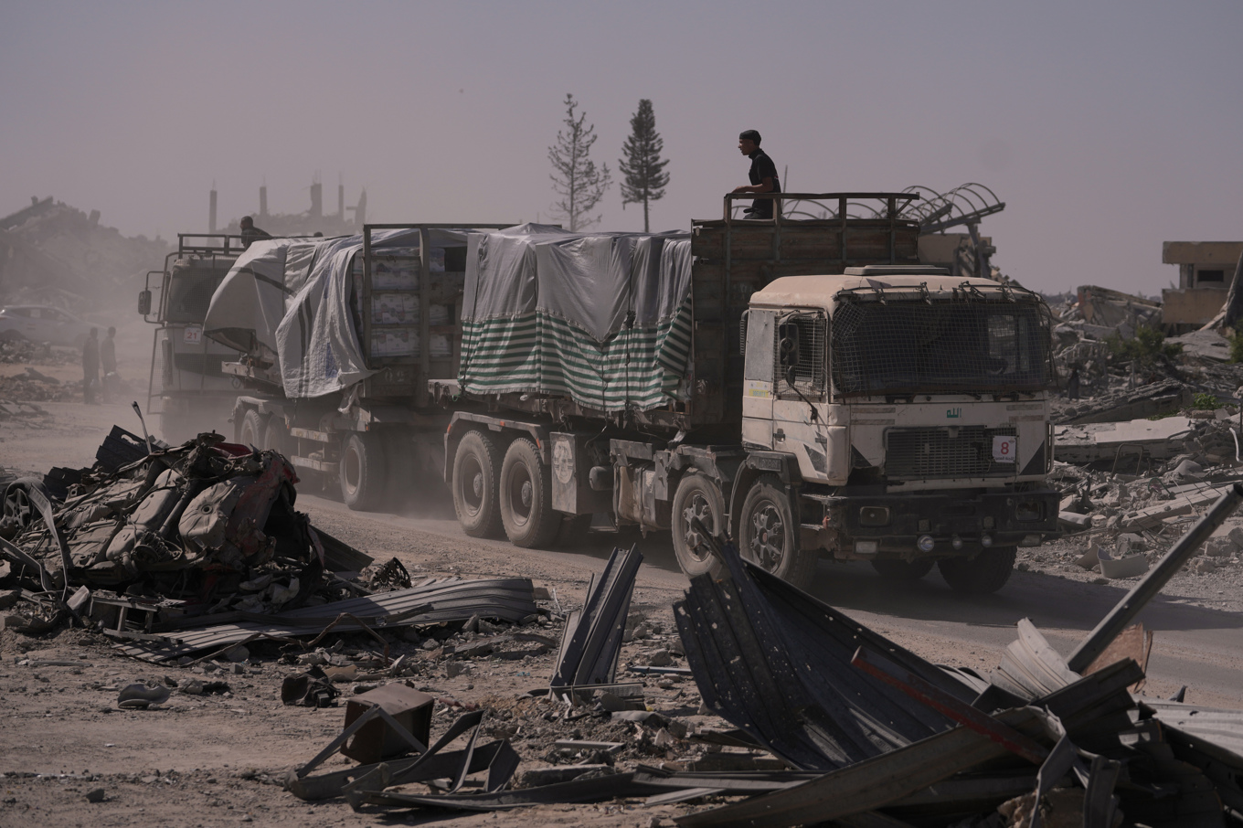 Lastbilar med nödhjälp kör genom Khan Yunis i södra Gaza. Foto: Jehad Alshrafi/AP/TT