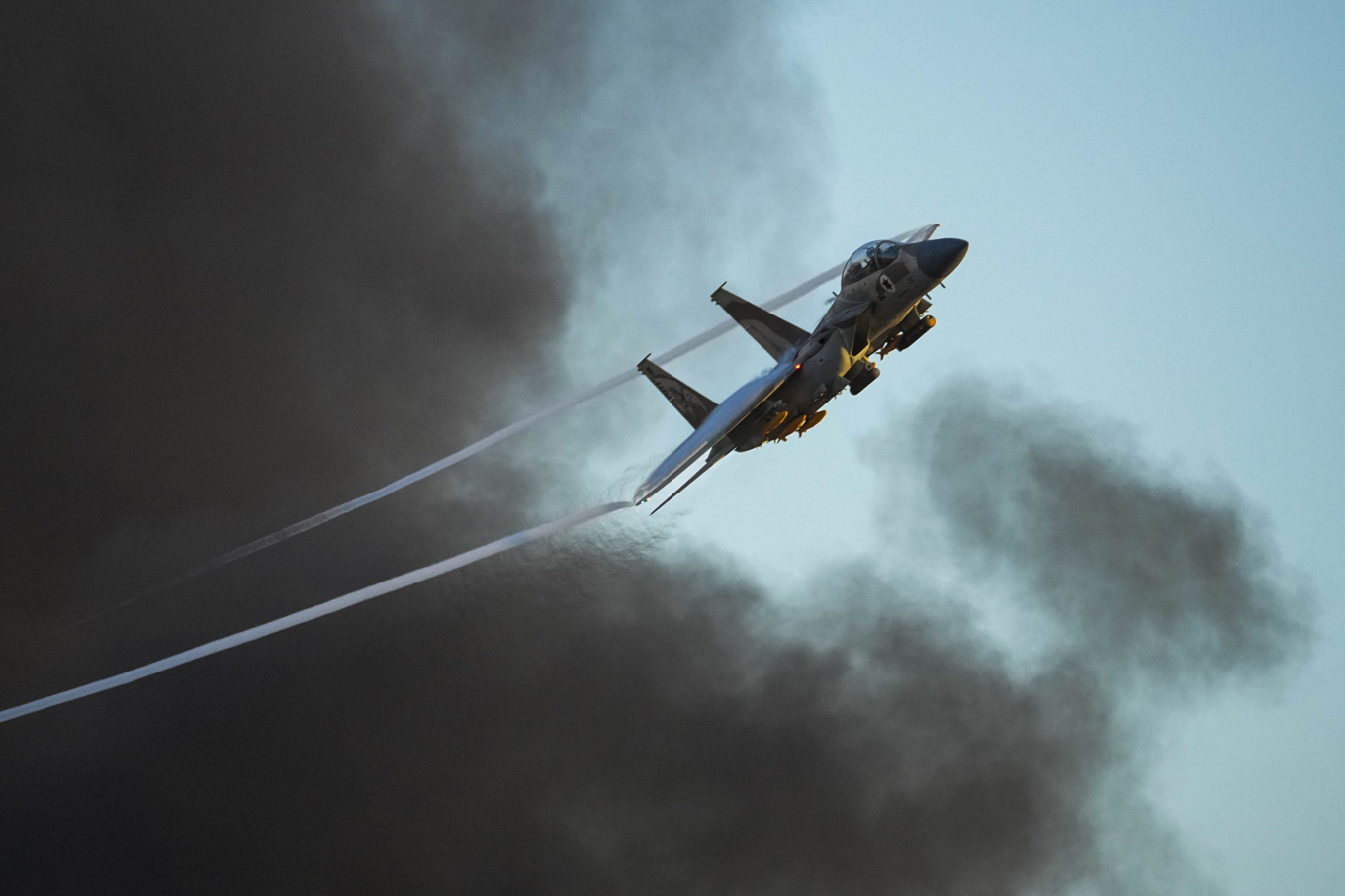 Ett israeliskt stridsflygplan av typen F-15 i en ceremoni. Arkivbild. Foto: Tsafrir Abayov/AP/TT