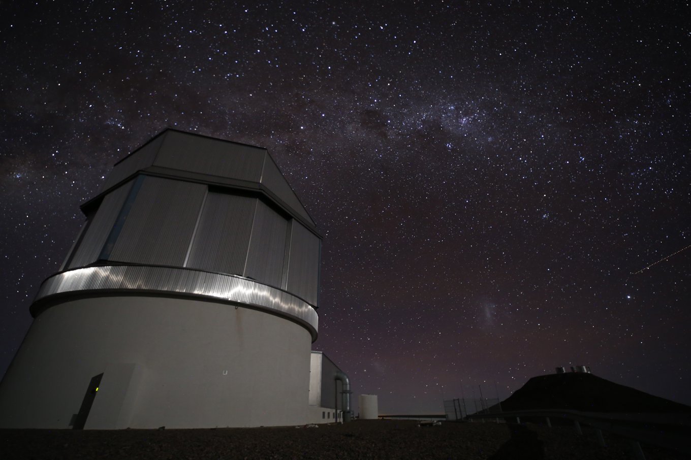 Den 18 oktober användes instrumentet 4MOST för första gången för att analysera ljuset från olika kosmiska objekt. Instrumentet är installerat på Vista-teleskopet i Chile. Foto: AIP/A Saviauk