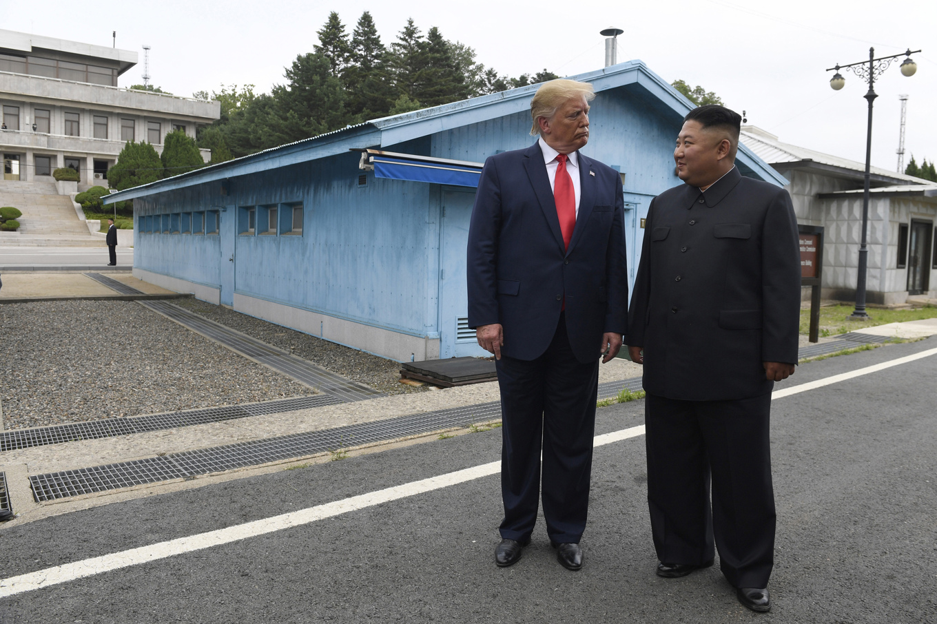 Snart dags för sådana här scener igen? Donald Trump och Kim Jong-Un träffas här vid Panmunjom den 30 juni 2019. Foto: Susan Walsh/AP/TT