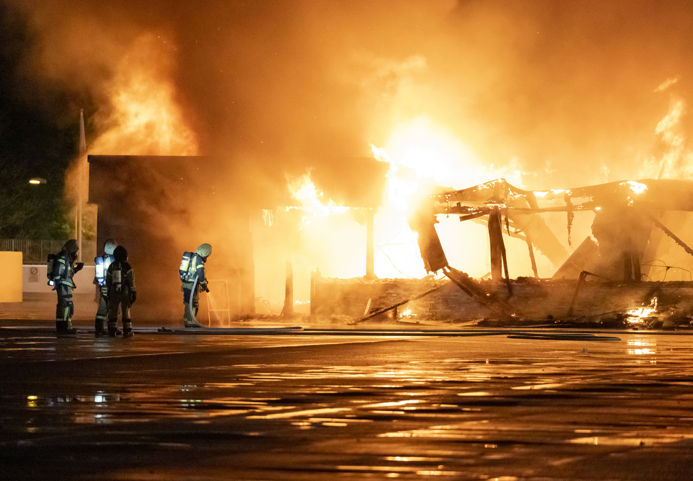 Polis och räddningstjänst på plats på Rosengård i samband med en kraftig brand i en restauranglokal tidigt under fredagsmorgonen. Foto: Johan Nilsson/TT