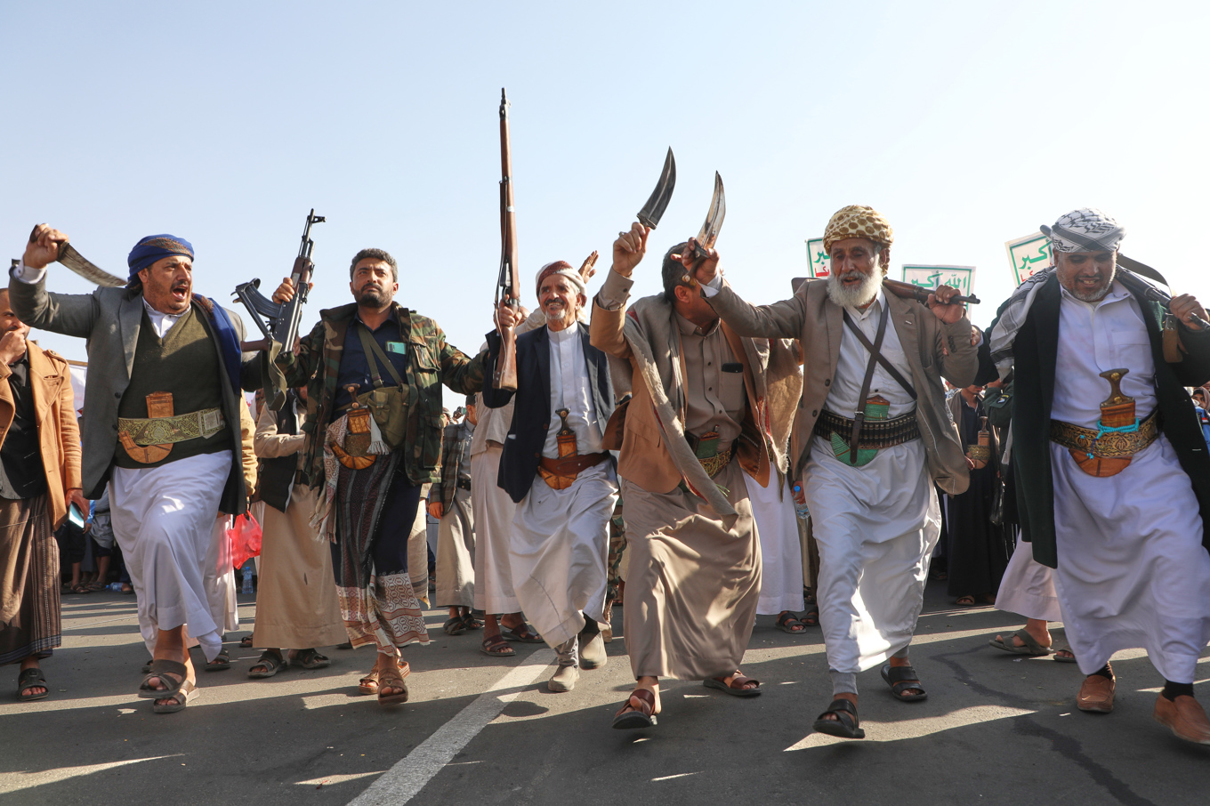 Anhängare till den av Iran stödda Huthiröresen i Jemen. Foto: Osamah Abdulrahman/AP/TT