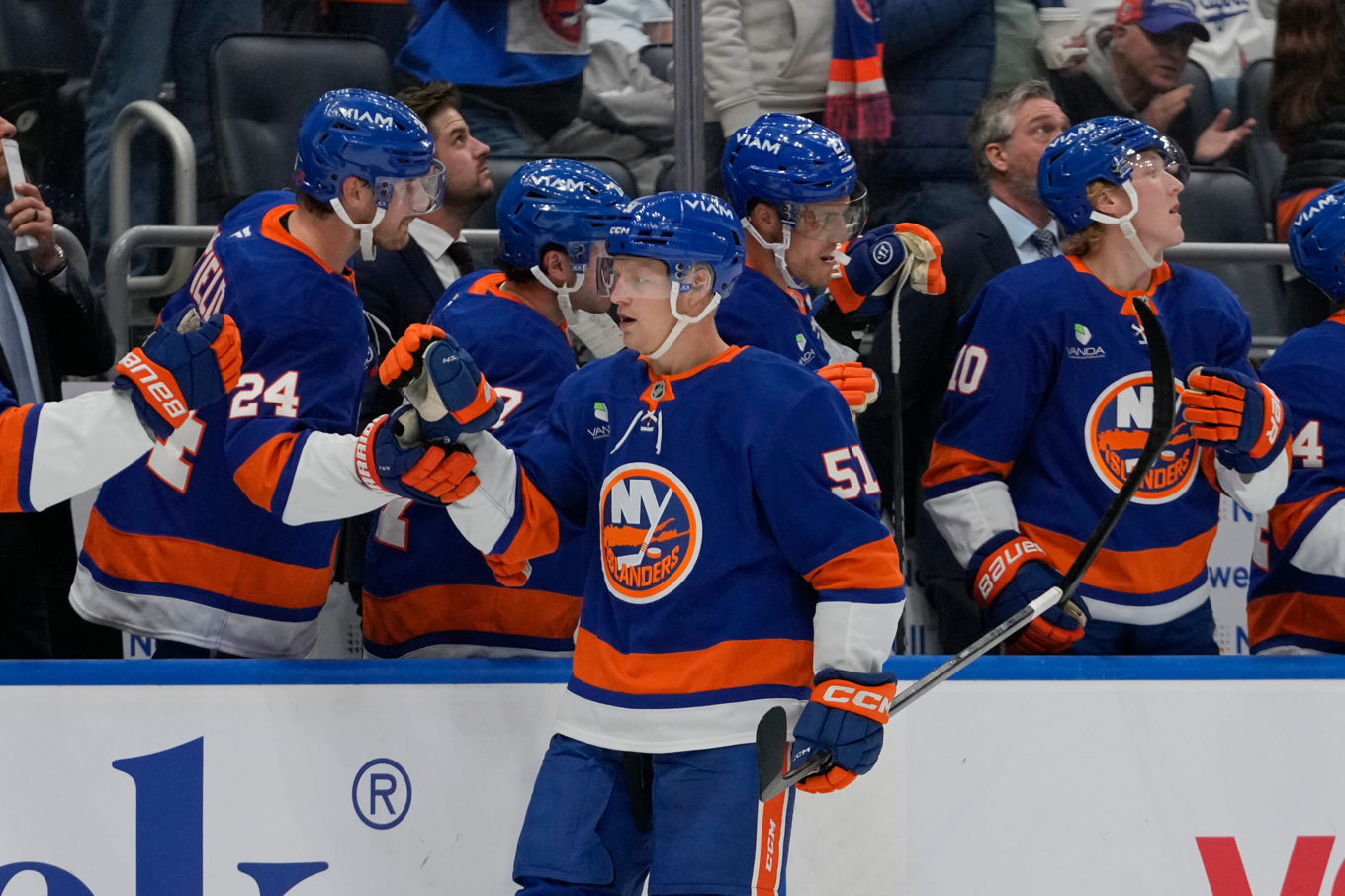 New York Islanders Emil Heineman (51) firar ett av sina mål i matchen mot Detroit. Foto: Frank Franklin II/AP/TT