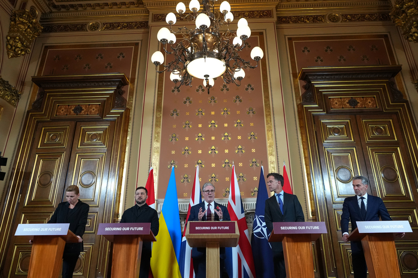 Danmarks statsminister Mette Frederiksen (vänster), Ukrainas president Volodymyr Zelenskyj, värden Keir Starmer somär brittisk premiärminister, Natos generalsekreterare Mark Rutte och Nederländernas premiärminister Dick Schoof på avslutande presskonferens i London. Foto: Kirsty Wigglesworth/Pool via AP/TT