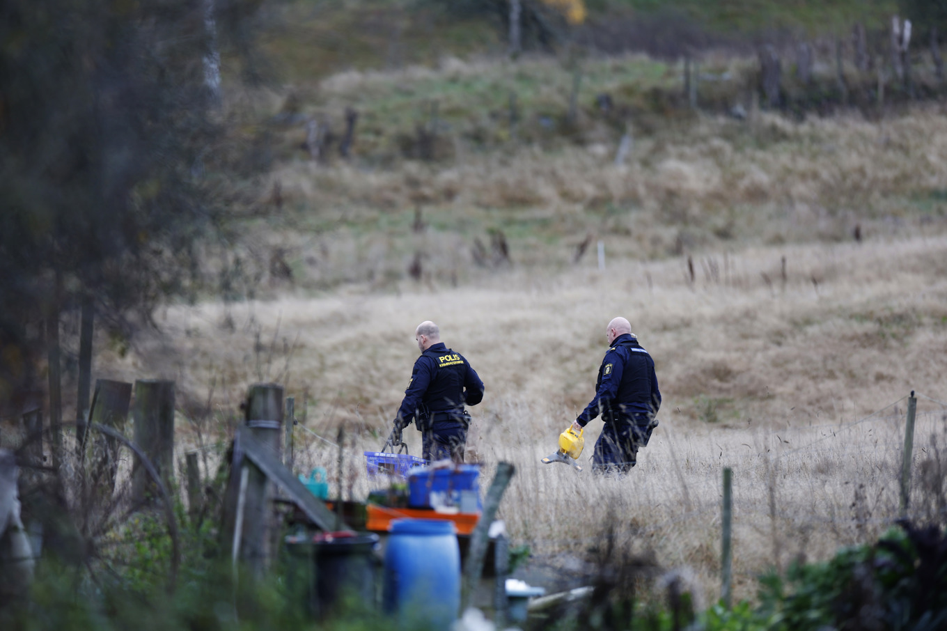 Polisens tekniker har undersökt platsen där mannen hittades skjuten. Foto: Andreas Hillergren/TT