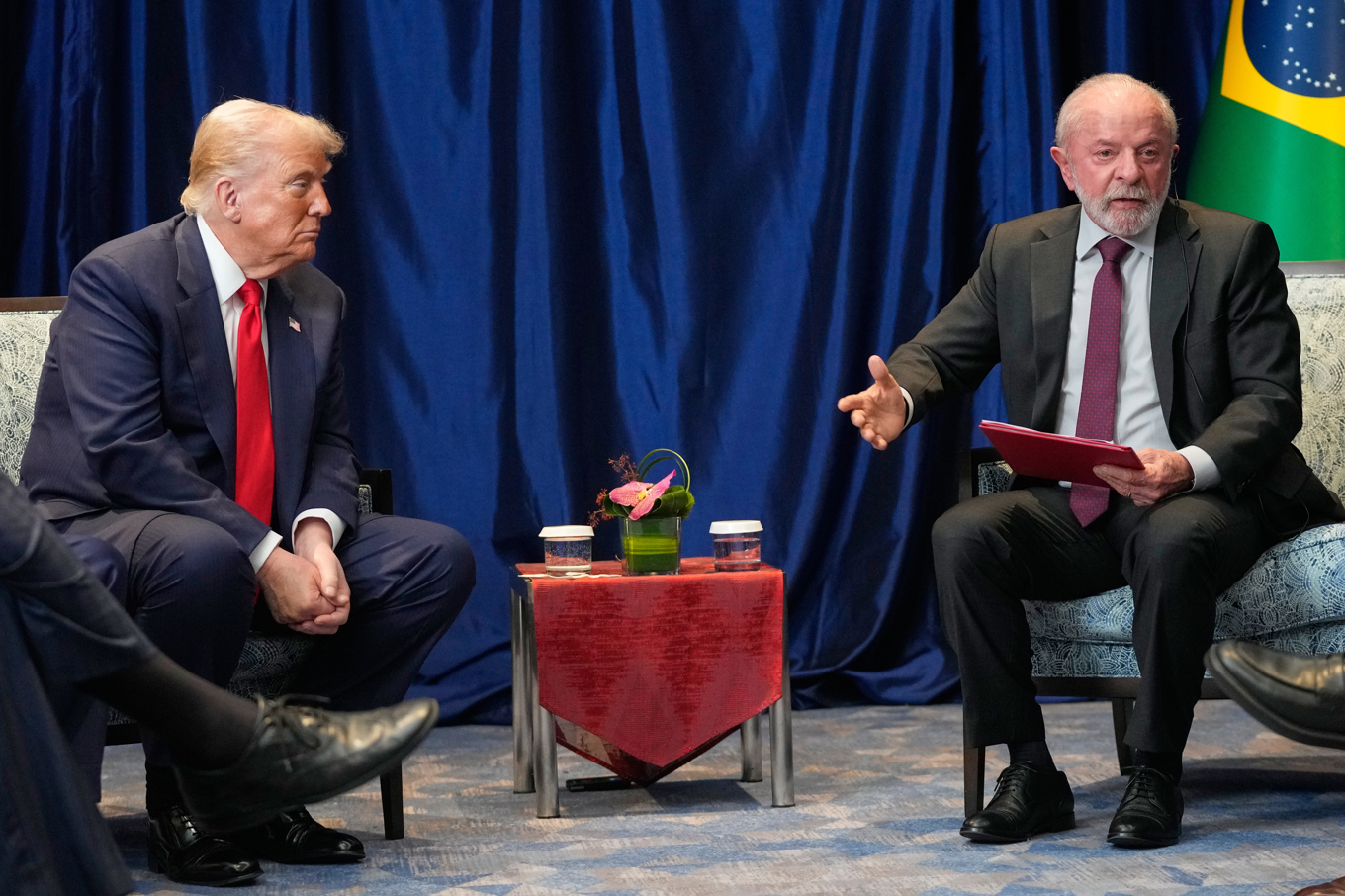 USA:s president Donald Trump och Brasiliens president Lula da Silva träffades under söndagen. Foto: Mark Schiefelbein/AP/TT