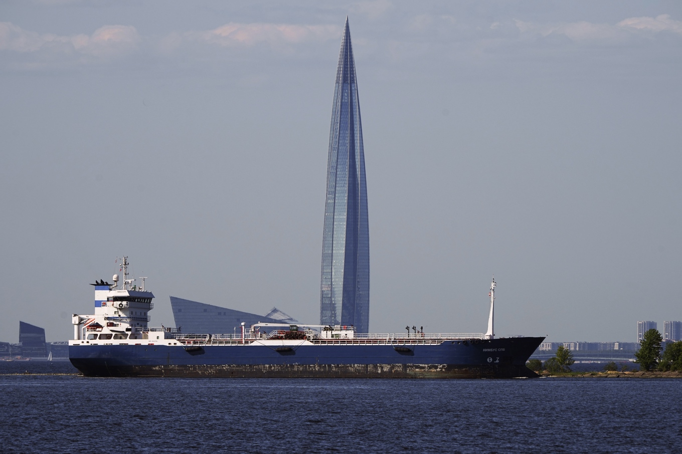 Den i dag 34 år gamla oljetankern Nimbus i Finska viken på en bild från 2023. Foto: AP/TT
