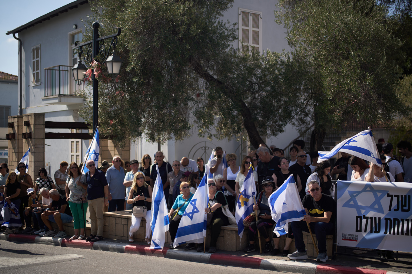 Begravningsprocession på måndagen i staden Rishon LeZion när kvarlevorna av en gisslan fördes till sista vilan i Israel. Foto: Leo Correa/AP/TT