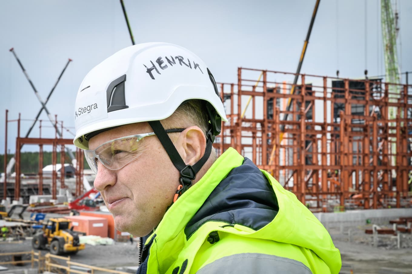 Vd Henrik Henriksson framför bygget i Boden. Arkivbild. Foto: Joakim Ståhl/SVD/TT