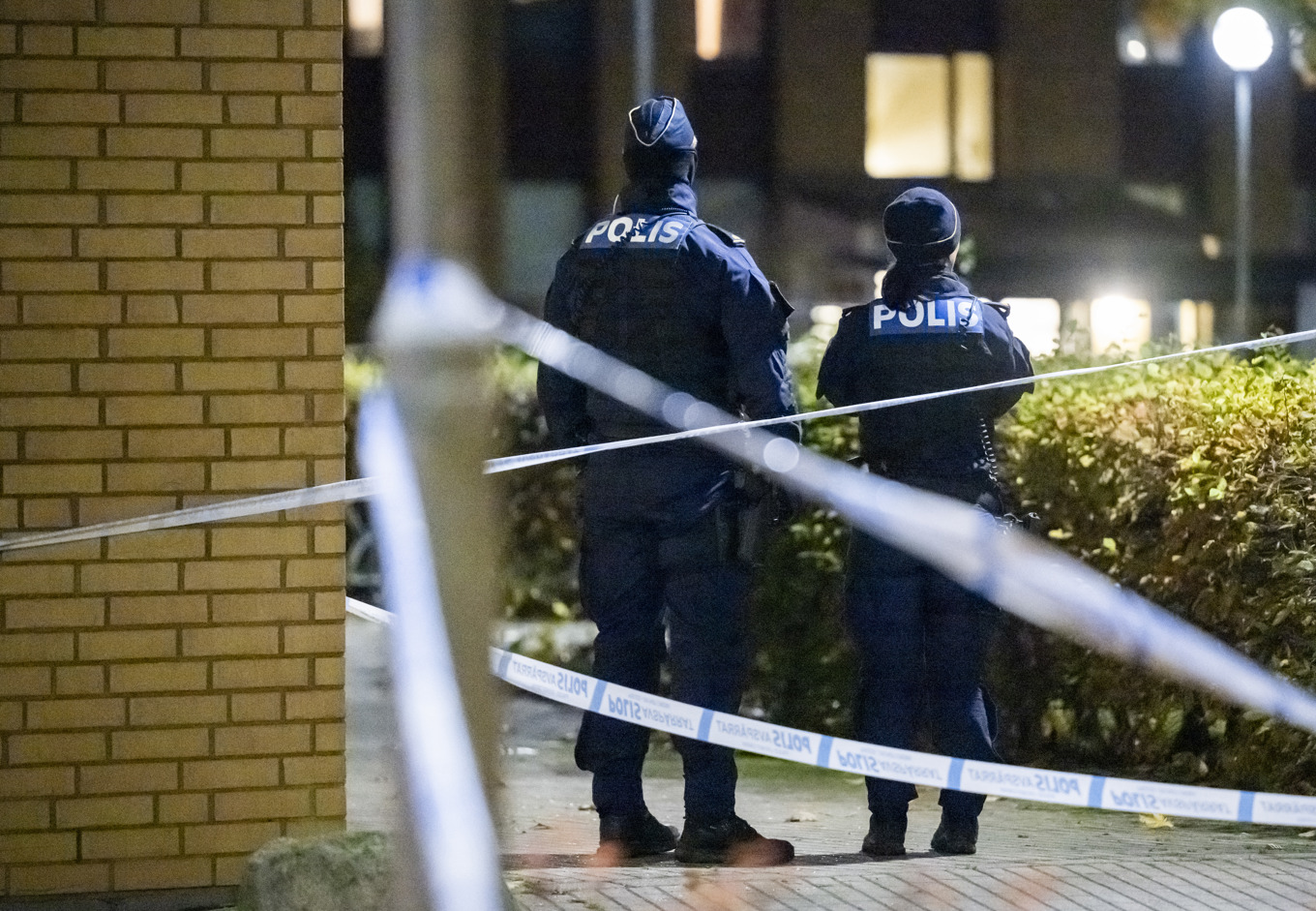 Polis på plats vid en misstänkt brottsplats Lund efter det att två personer skadats allvarligt. Foto: Johan Nilsson/TT