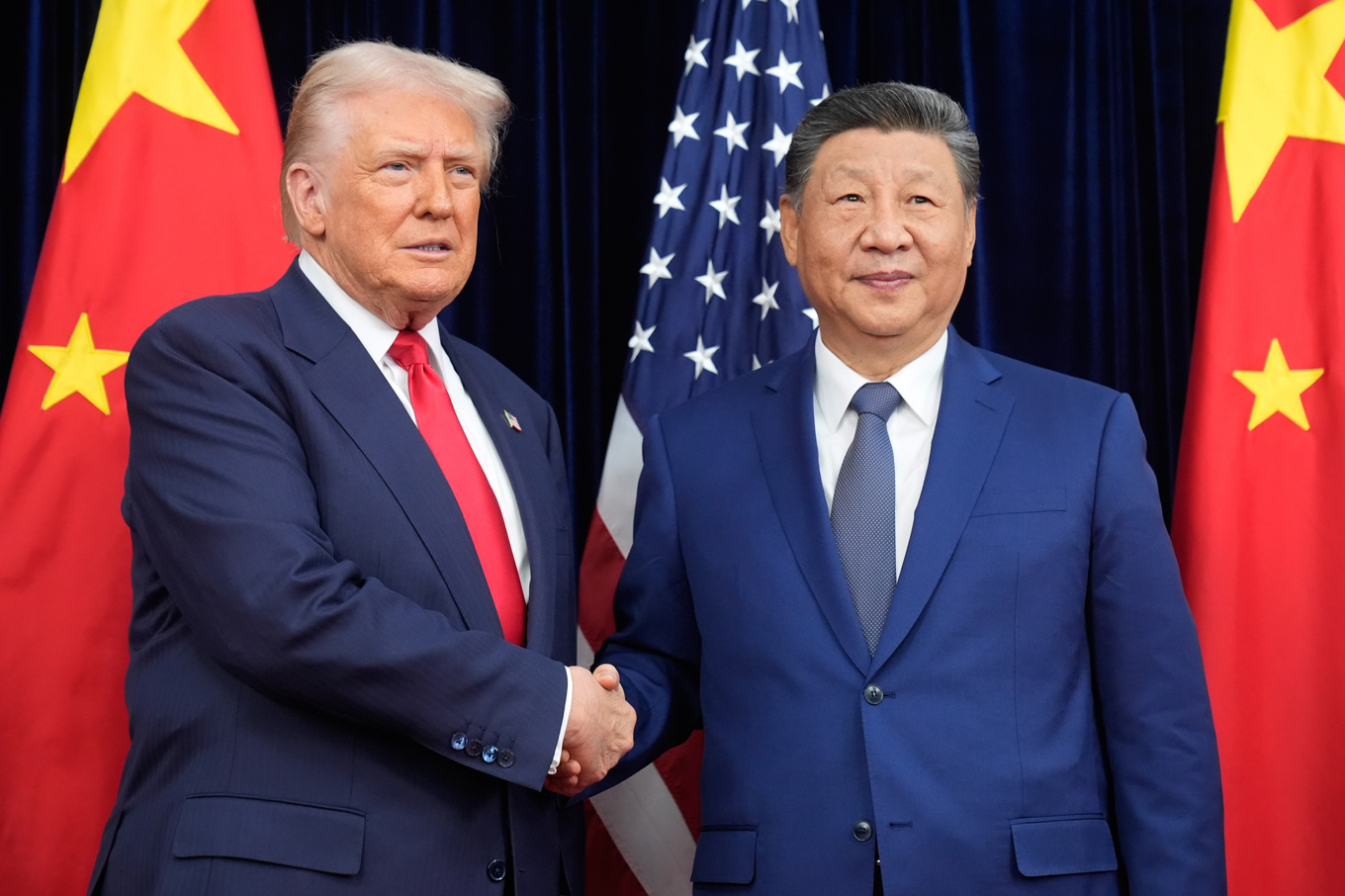 USA:s president Donald Trump och Kinas ledare Xi Jinping i Sydkorea. Foto: Mark Schiefelbein/AP/TT