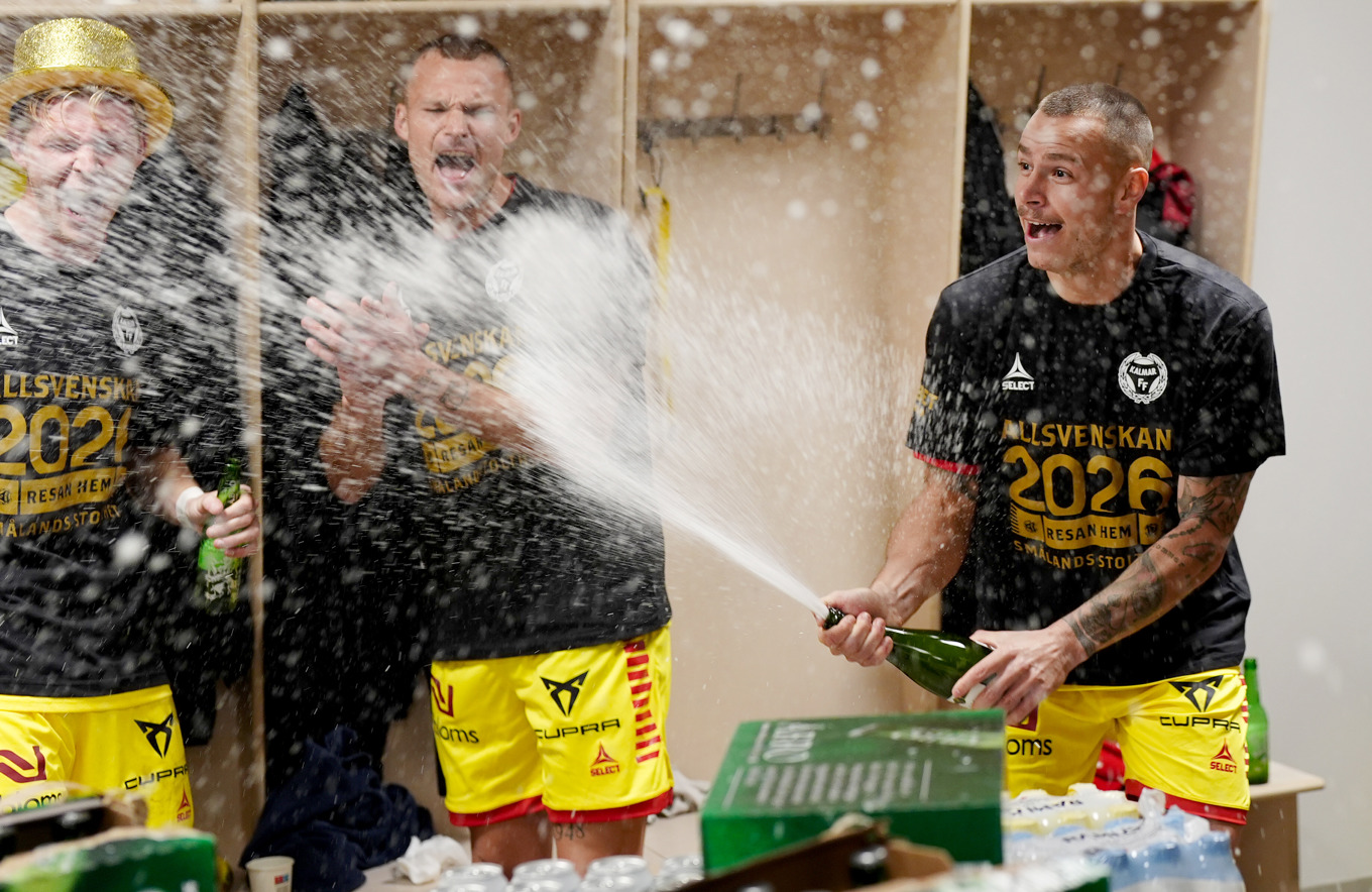 Kalmars Melker Hallberg firar segern och uppflyttningen till allsvenskan med champagne efter 2–0 borta mot Örgryte på Gamla Ullevi i Göteborg. Foto: Björn Larsson Rosvall/TT