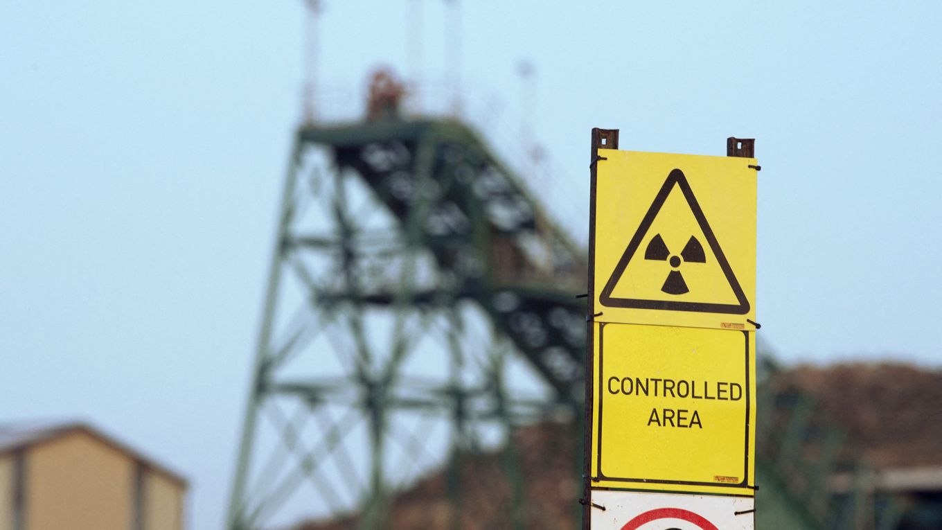 Varningsskylt för radioaktivitet vid en gruva i Sydafrika där man bryter bland annat sällsynta jordartsmetaller. Frågan om Kinas dominans inom området blir allt mer kritisk. Foto:  Rodger Bosch/AFP via Getty Images