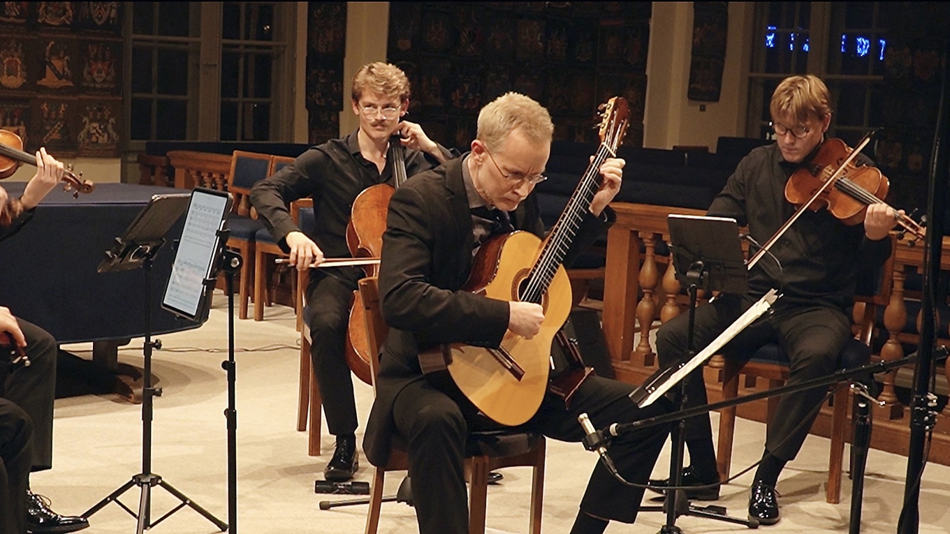 Gitarristen David Härenstam och Monbijoukvartetten under framförandet av Stefan Klaverdals gitarrkonsert.
Foto: Stefan Klaverdal