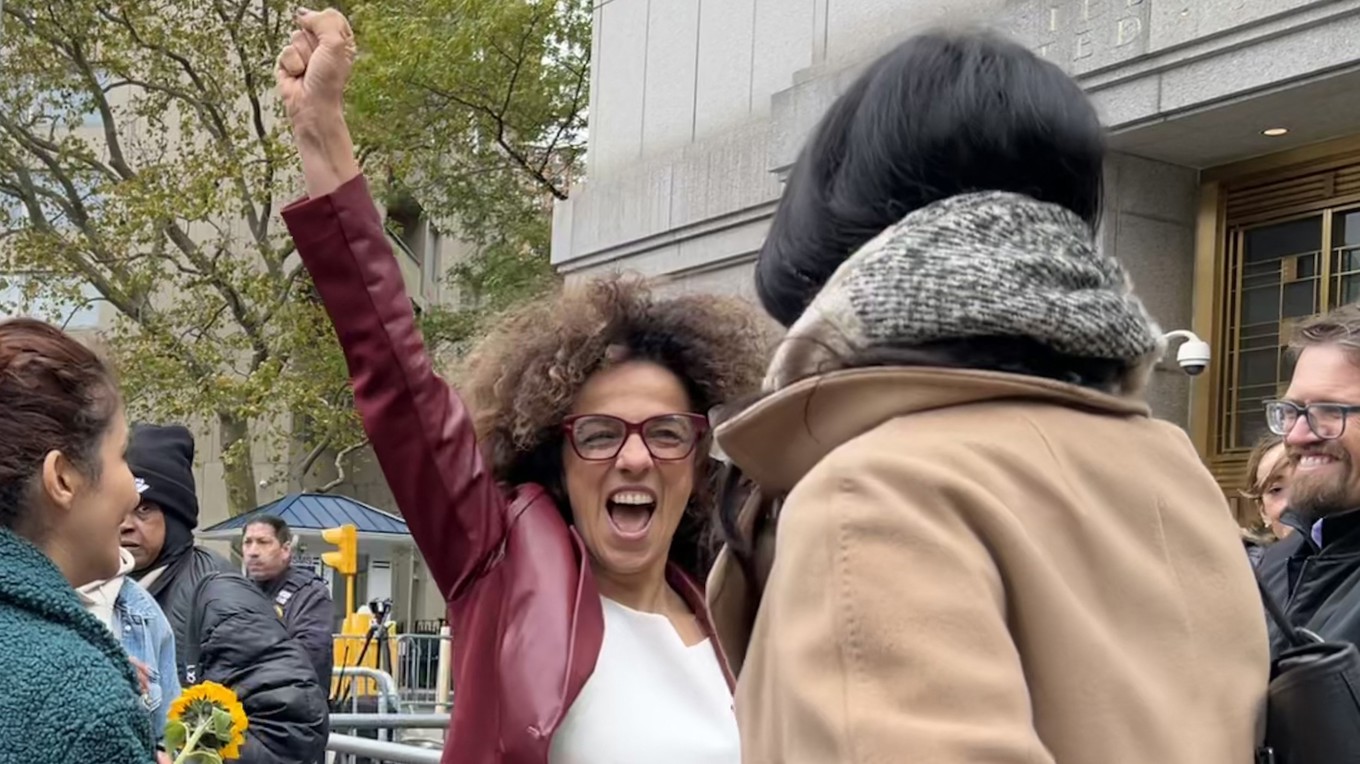 Den iransk-amerikanska journalisten Masih Alinejad jublar när hon gåt ut från en domstol i New York den 29 oktober. Två män, som försökt mörda henne, har dömts till 25 års fängelse vardera. Foto: Gregory Walton/AFP via Getty Images