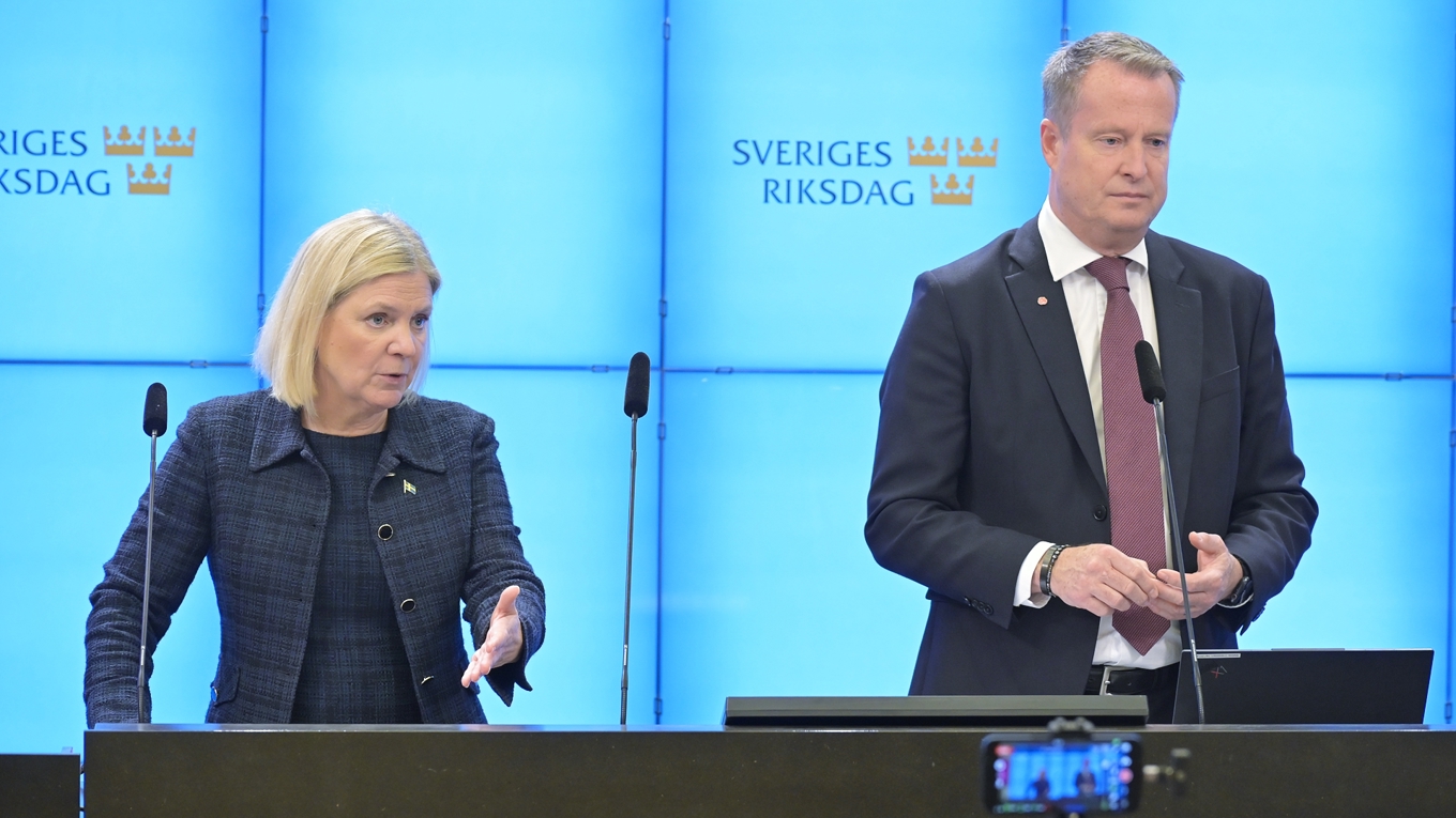 Magdalena Andersson (S) och Anders Ygeman (S) presenterar partiets förslag om en 15-årsgräns, ID-krav och särskilda nätpoliser för sociala medier. Foto: Roger Sahlström.