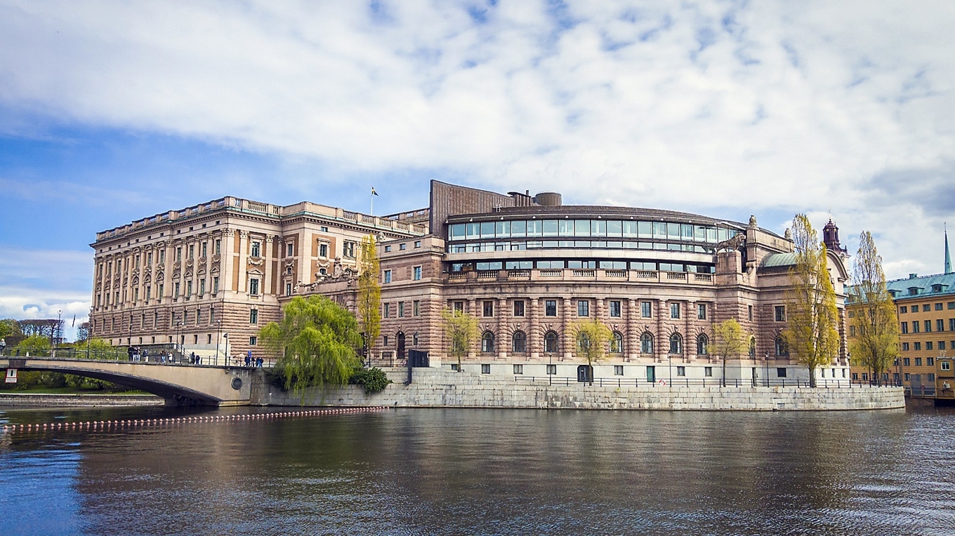Riksdagshuset på vackra Helgeandsholmen i centrala Stockholm. Den 5 november tog riksdagen beslut om att tillåta uranbrytning i Sverige. Foto: Bilbo Lantto
