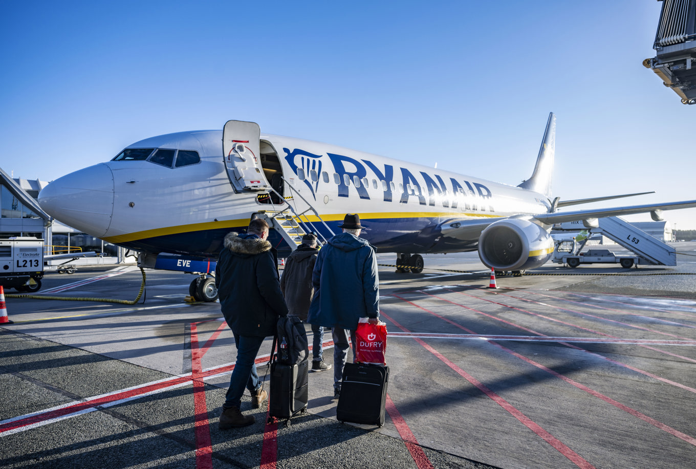 En Boeing 737-800 tillhörande Ryanair på flygplatsen i Riga, Lettland, inför en flygning till Stockholm. Arkivbild. Foto: Johan Nilsson / TT