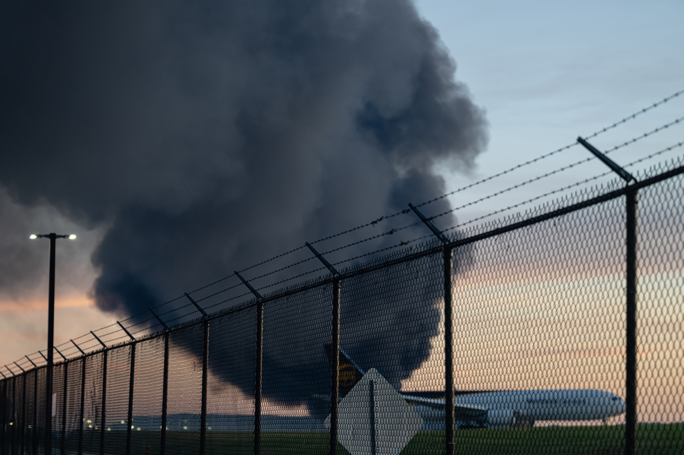 Rökpelare stiger mot himlen efter tisdagskvällens krasch i Louisville i delstaten Kentucky. Foto: Jon Cherry/AP/TT