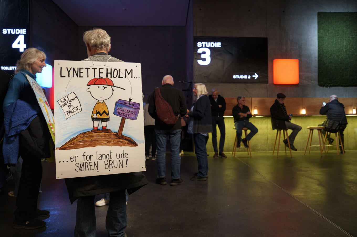 Bygget av den konstgjorda ön Lynetteholm har blivit omdebatterat. Här en demonstrant utanför en debatt på DR Koncerthuset i Köpenhamn som hölls inför det stundande kommunalvalet. Arkivbild från 29 oktober. Foto: Liselotte Sabroe/Ritzau Scanpix/TT