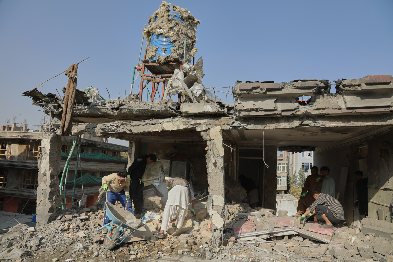 Invånare i Kabul i Afghanistan röjer undan efter en attack som tillskrivits Pakistan. Bild från oktober. Foto: Siddiqullah Alizai/AP/TT