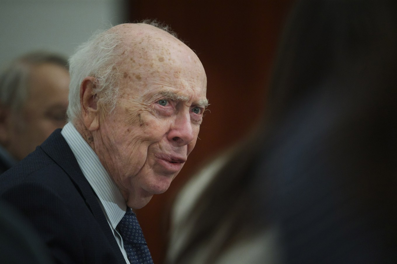 Vetenskapsmannen och Nobelpristagaren James Watson som hjälpte till att reda ut den genetiska ritningen för livet har avlidit vid 97 års ålder. Arkivbild. Foto: Ivan Sekretarev/AP/TT