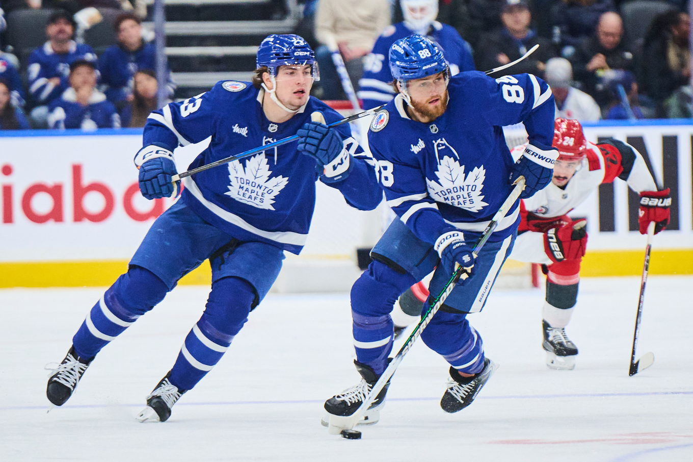 Torontos svenskspelare William Nylander (till höger) gjorde två mål under söndagens match som slutade i förlust. Foto: Sammy Kogan/AP/TT