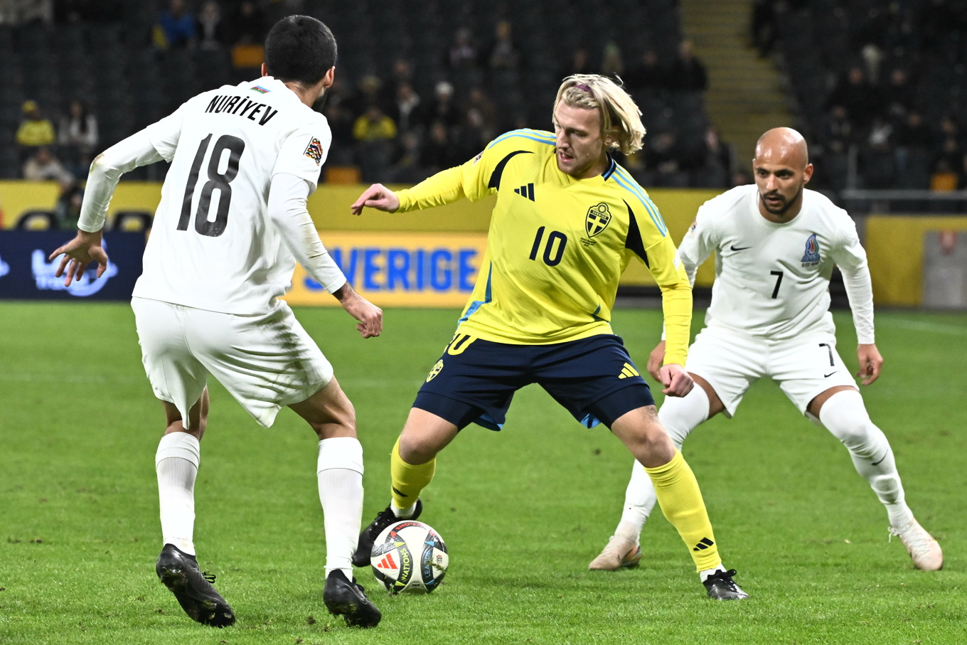 Emil Forsberg i aktion senast det begav sig, mot Azerbajdzjan för ett år sedan. Arkivbild. Foto: Claudio Bresciani/TT