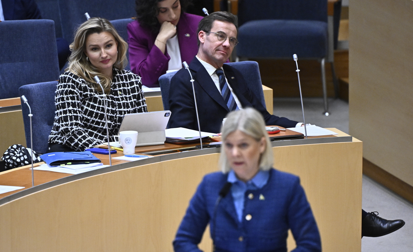 Ebba Busch (KD) och statsminister Ulf Kristersson (M) tittar på Magdalena Anderssons (S) anförande. Foto: Jonas Ekströmer/TT
