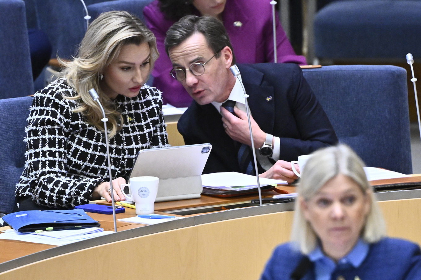Ebba Busch (KD) och statsminister Ulf Kristersson (M) då Magdalena Andersson (S) talar under onsdagens partiledardebatt om EU i riksdagen. Foto: Jonas Ekströmer/TT