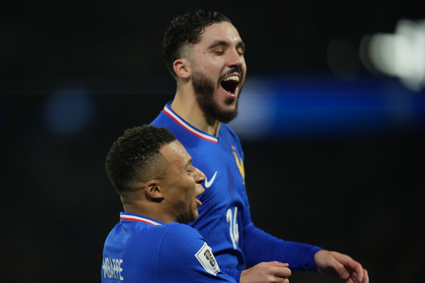 Kylian Mbappé och Rayan Cherki firar 1-0-målet. Foto: Christophe Ena/AP/TT