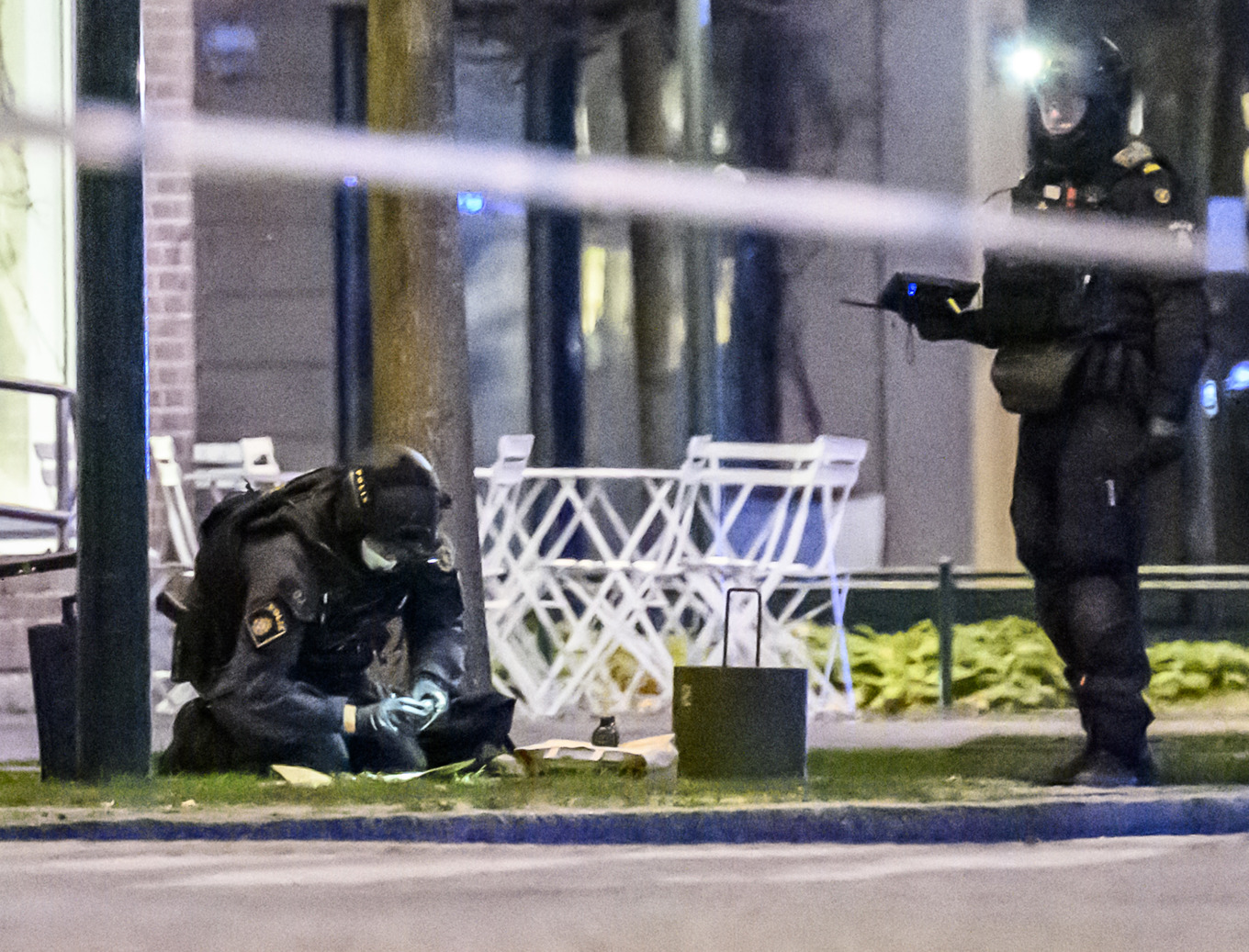 Bombtekniker på plats efter handgranatsfyndet i Västra hamnen i Malmö i början av april. Foto: Johan Nilsson/TT