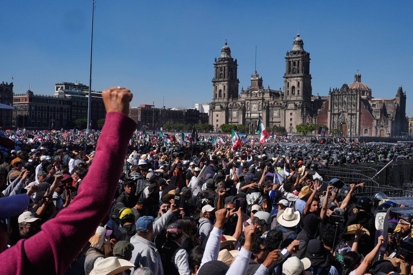 Demonstranter drabbar samman med polis i Mexico City (Ciudad de México). Foto: Marco Ugarte/AP/TT