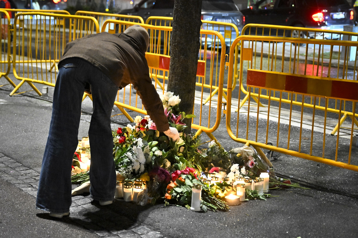 Människor fortsätter att lägga blommor vid olycksplatsen på Östermalm i Stockholm. Polisens utredning går framåt. Foto: Claudio Bresciani/TT