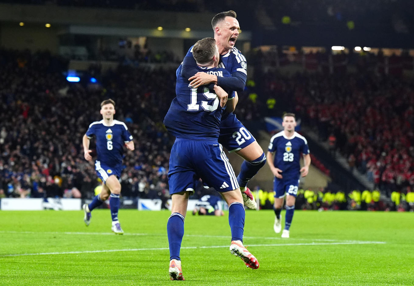 Skotska spelare firar ett av målen i 4–2-segern mot Danmark. Foto: Jane Barlow/AP/TT