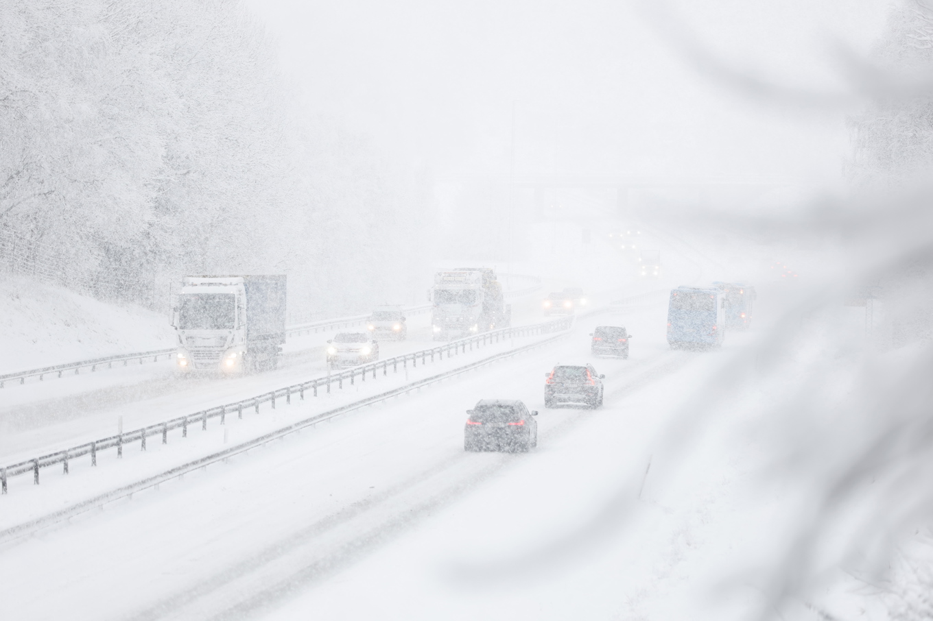 Flera trafikolyckor har skett under onsdagsmorgonen i det kraftiga snöfallet. Foto: Adam Ihse/TT