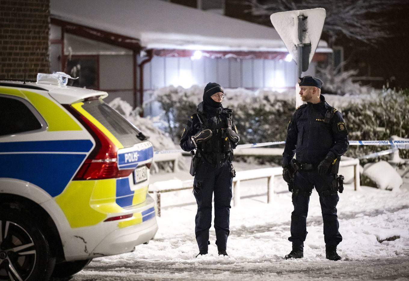Polis på plats vid ett flerfamiljshus i Malmö natten mot fredagen. Foto: Johan Nilsson/TT