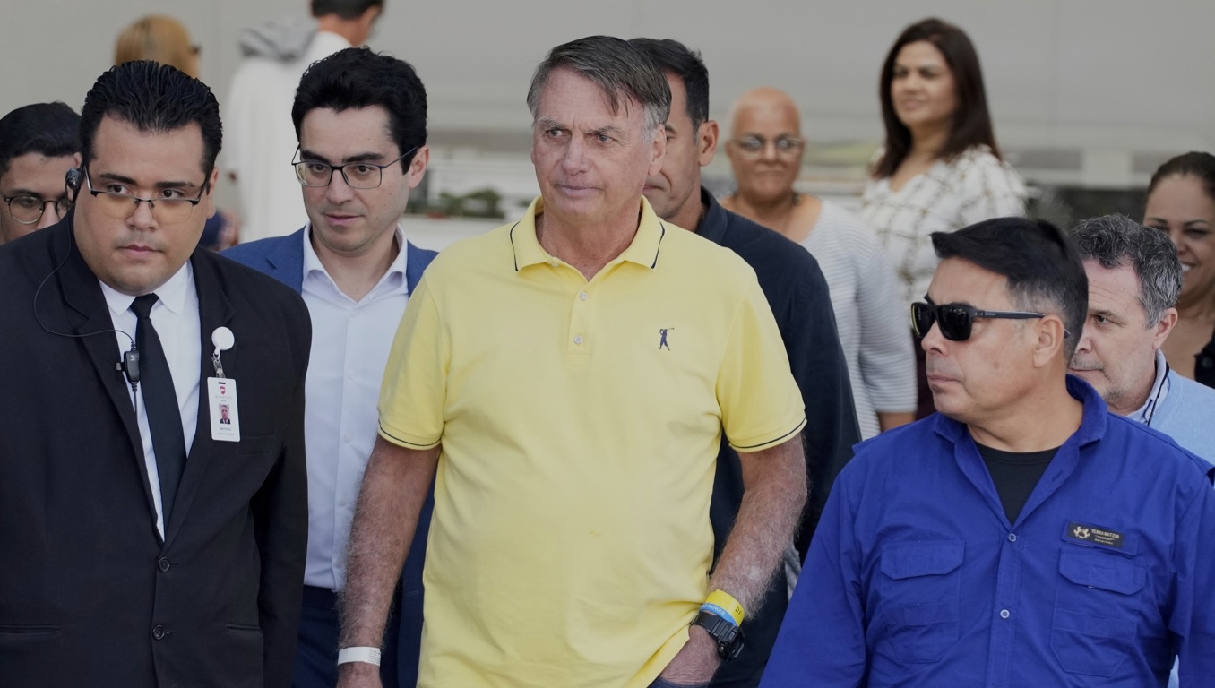Brasiliens förre president Jair Bolsonaro har påbörjat sitt fängelsestraff. Bild från augusti i år då Bolsonaro gavs permission från sin husarrest. Foto: Eraldo Peres/AP/TT