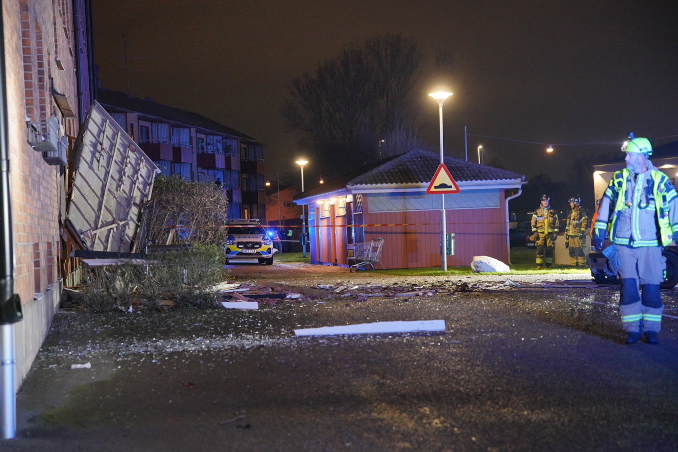 En explosion har inträffat vid en port till ett flerfamiljshus i Norrköping. Foto: Niklas Luks/TT