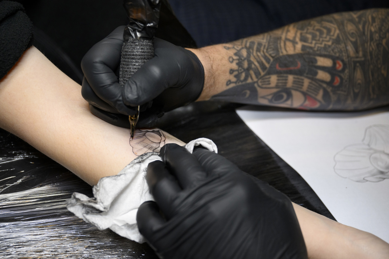 En kontroll av tatueringsfärger som Läkemedelsverket gjort i 96 kommuner visade att över hälften hade bristande märkning. Arkivbild. Foto: Jessica Gow/TT