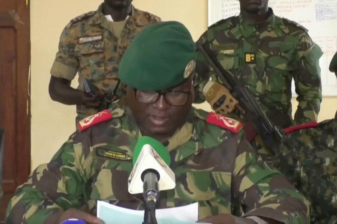 Dinis N’Tchama, militär talesperson, under generalernas tv-sända uttalande i samband med onsdagens statskupp. Foto: TGB Guinea-Bissau via AP/TT