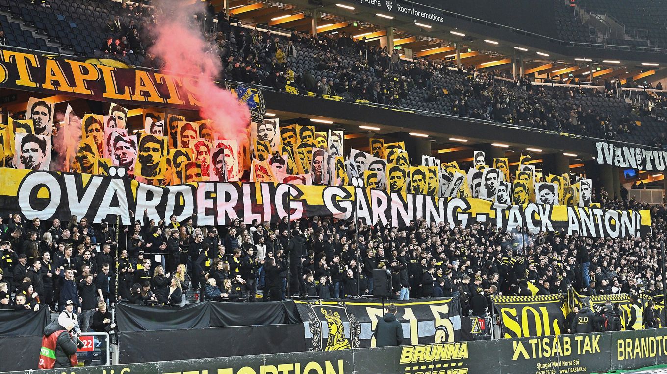 I snitt hade AIK 30 024 personer på läktarna på hemmamatcherna. Kanske inte alla hejade på AIK, men troligtvis de flesta. Foto: Jonas Ekströmer/TT Nyhetsbyrån